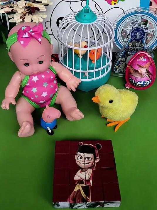 猪奶奶家的大公鸡跑出来了。#小孩子玩具视频大全 #会跑的大公鸡。#玩具萌宠