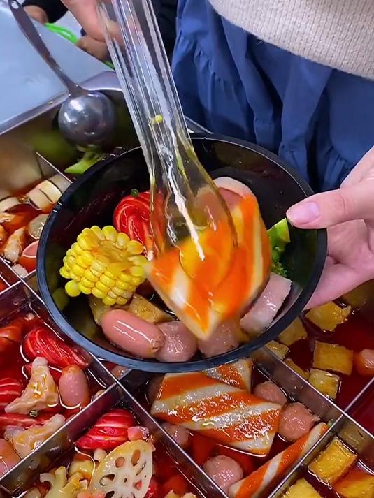 行走的火锅杯,你们当地有吗?火锅配奶茶,有特色,够新颖