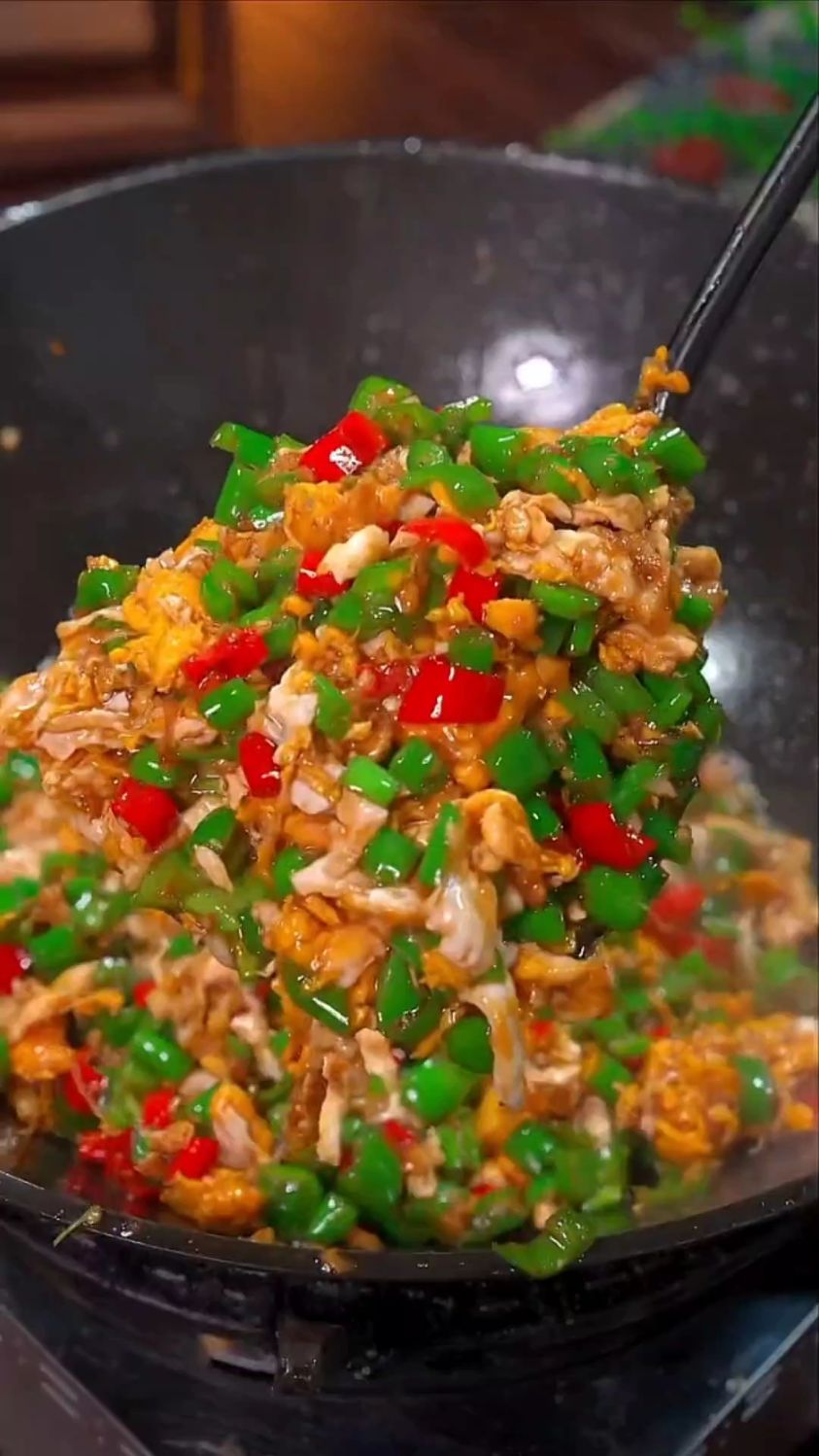 青椒炒鸡蛋的家常做法。