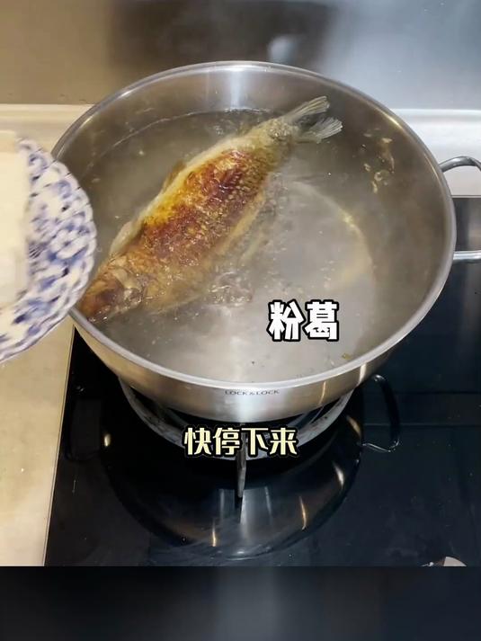 轻养生赤小豆粉葛鲫鱼汤:简单慢炖,日常保健不费力