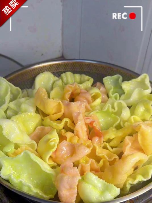 五彩虾片配番茄酱绝了喜欢吃甜的也可以放点白糖超级好吃的小零食