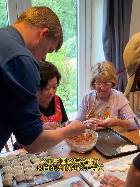 中英一家人齐上阵包饺子!吃饺子大餐!