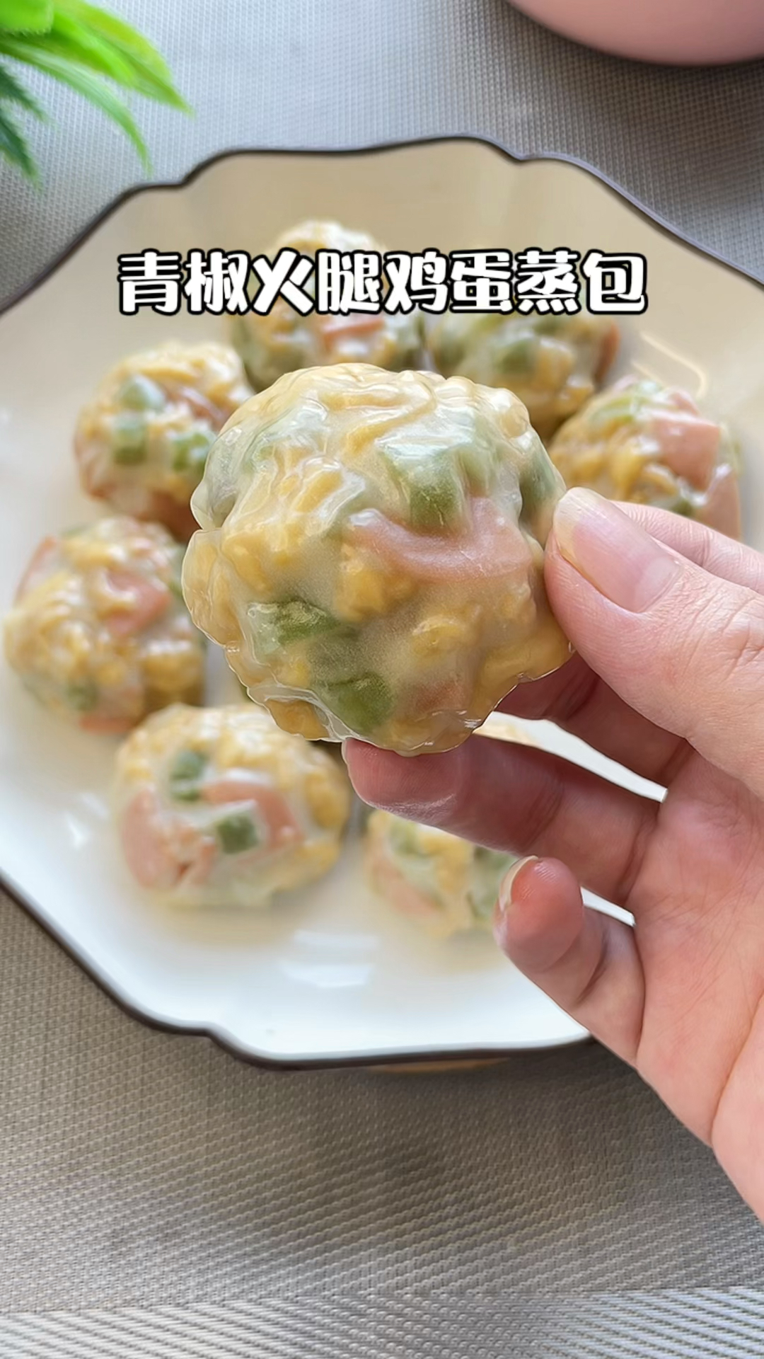 想要吃包子,但是发面太难怎么办?今天教大家用饺子皮就可以做好吃的包子,皮薄馅多!