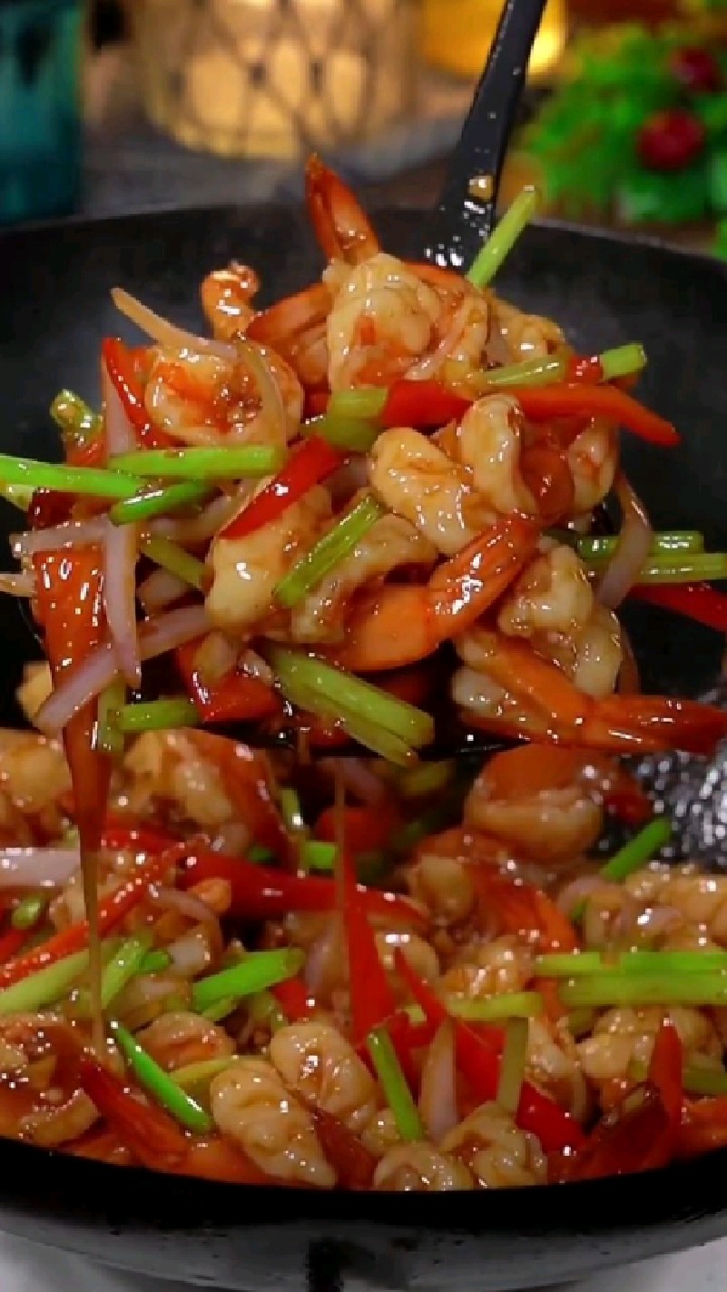 大虾别再煮着吃了,学着像我这样做超下饭,特别好吃#家常美食洋葱芹菜炒虾仁#