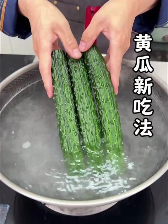 把黄瓜放入开水里烫一下，瞬间变成好吃的经典 凉拌菜
