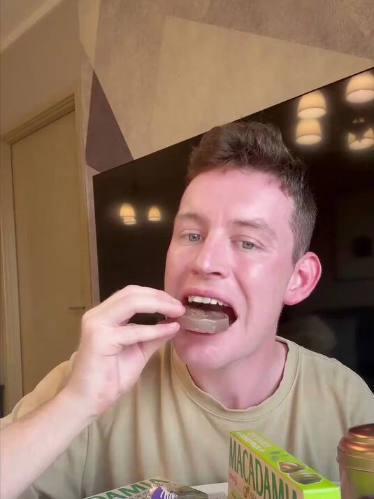 外国小伙挑战吃巧克力,这品种也太全了!