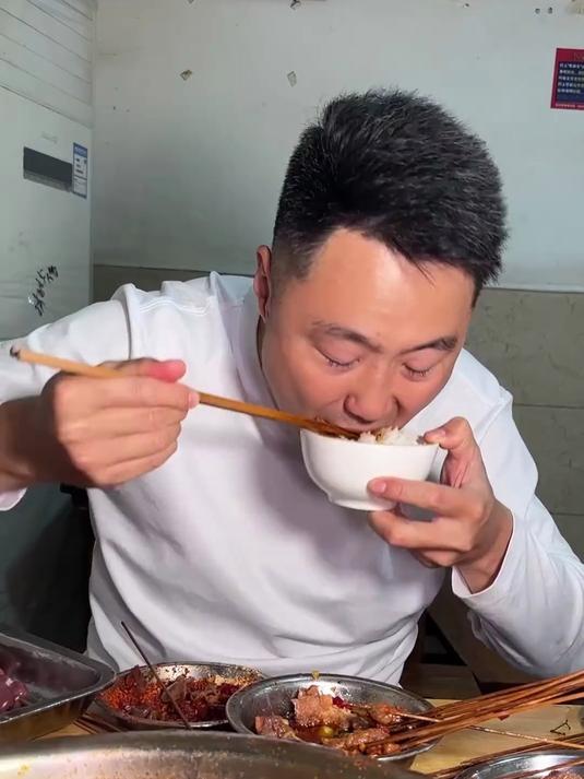 重庆的火锅成都的串 成都的传统串串确实做的好特色菜品基本上都是鲜货