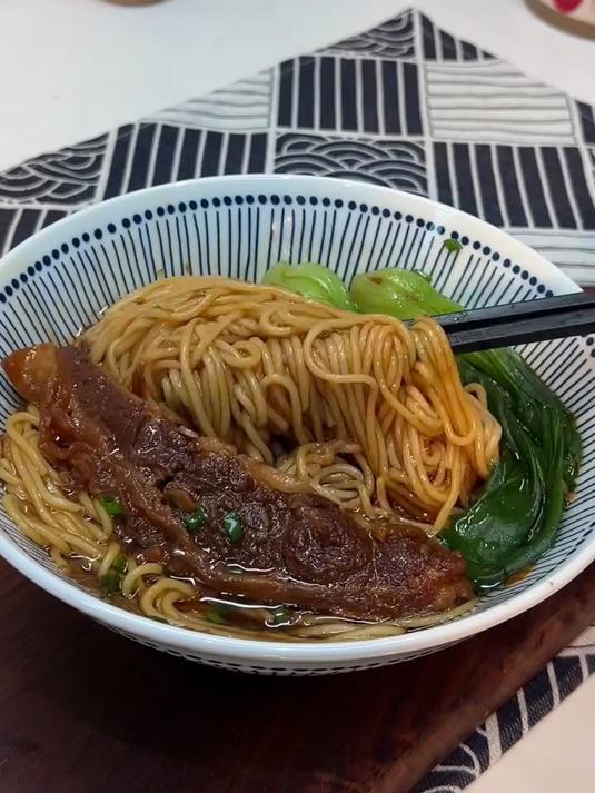 今天又卤了一锅牛肉，用它做了一碗超有料的牛肉面，大口吃肉