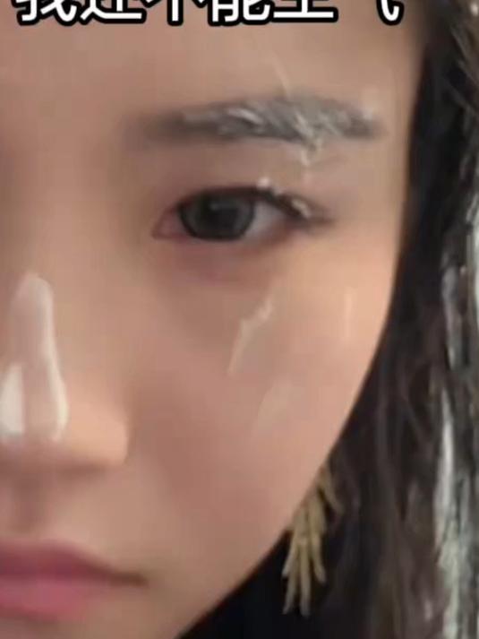 女生生日脸上被男朋友抹的全是蛋糕，结局出乎意料
