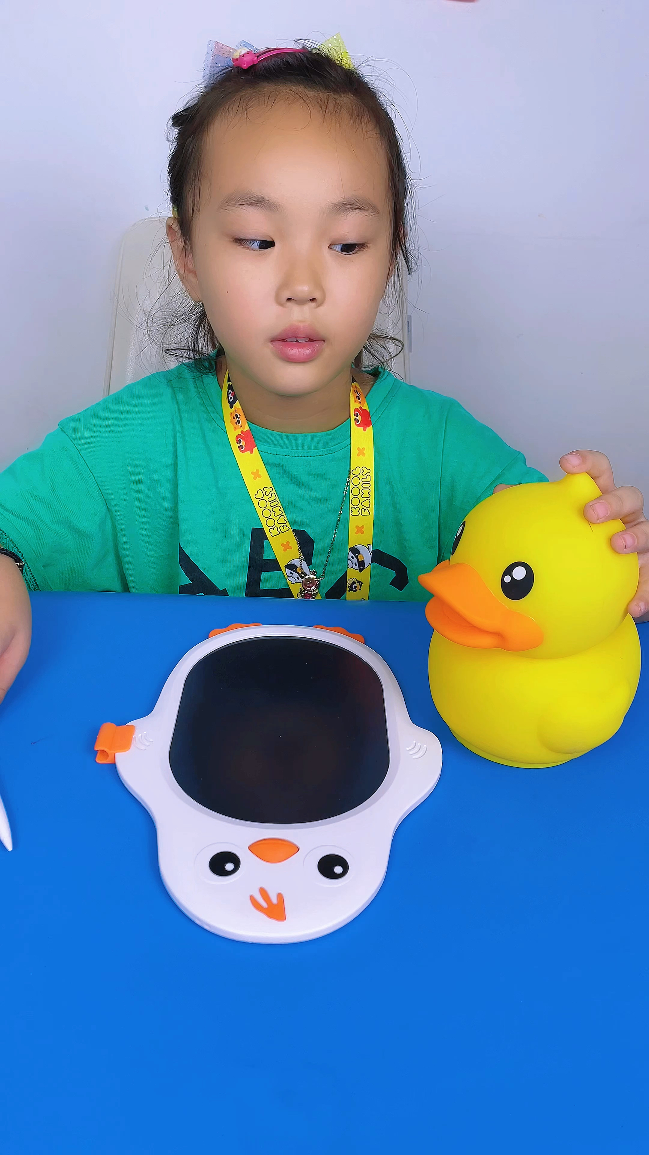 宸宸的小鸭子太孤单了,来画一只小鸡当它的好朋友吧