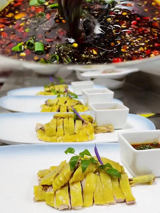 白切鸡效果最佳做法,三黄鸡两斤左右的,煮鸡细节