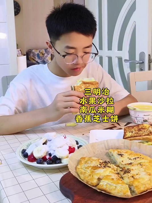 今早做了三明治,香蕉吐司饼,初中生吃的很满意