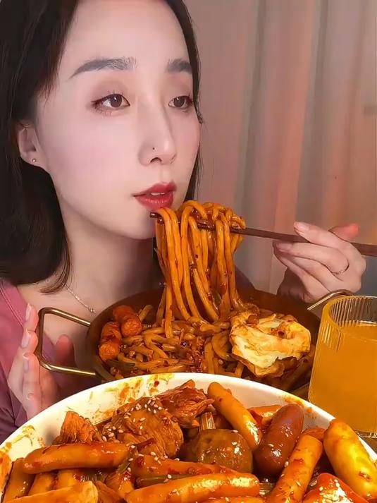 今天吃新疆炒米粉+辣炒年糕!我宣布新疆炒米粉和年糕就是坠配的