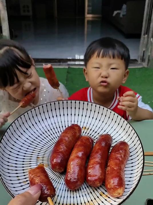 妈妈我给姐姐烤肉肠吃呢