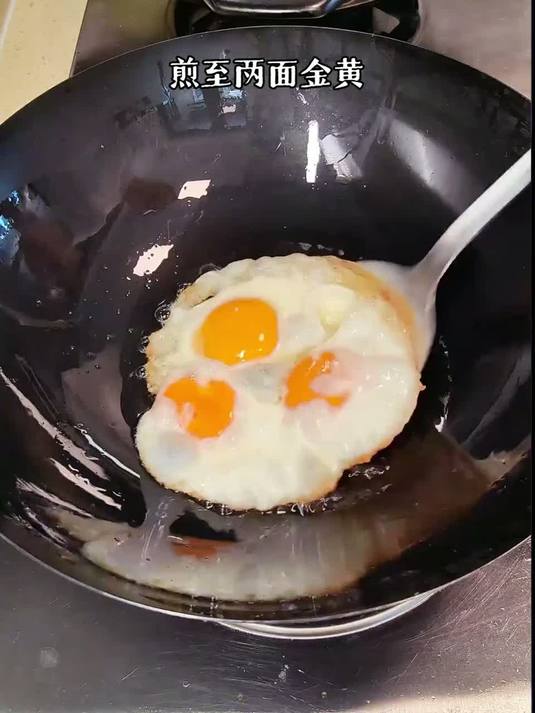 不用复杂的调料也能做出鲜到眉毛飞的鲫鱼汤，汤色奶白。春天喝碗鲫鱼汤，营养慢慢，补气血、润脾