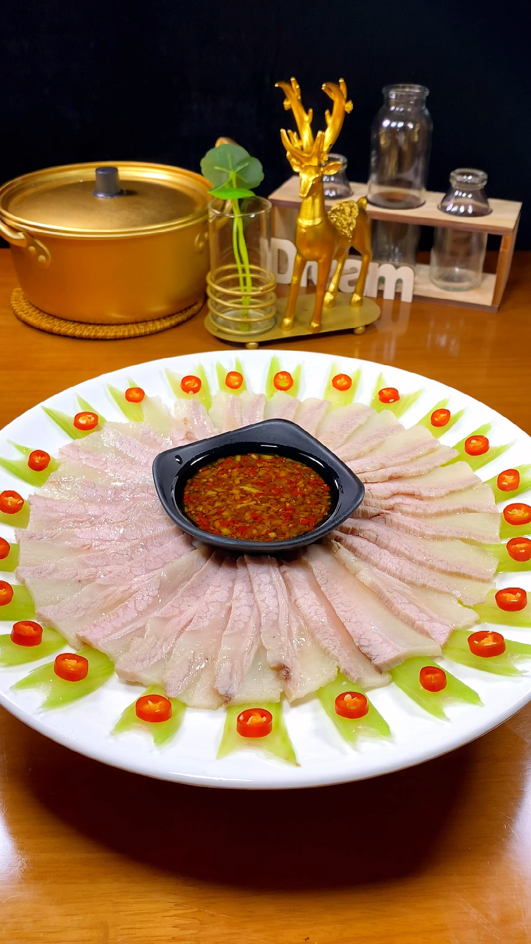 广式白切肉,也是广东的一道特色菜,肥而不腻,入口弹牙,关键做法简单,喜欢记得收藏
