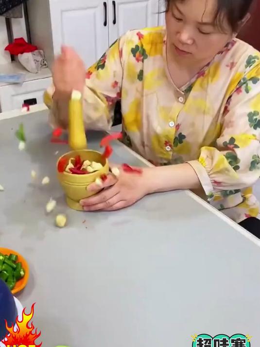 这迷你绞肉机太好用！攥手里就能绞肉，拌馅做辅食都方便！