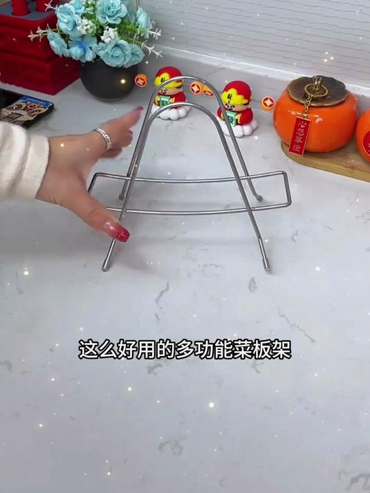 用过的菜板放在这个小架子上,两面通风,就不怕发霉了