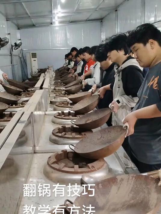 刚来学校的新生，跟着老师的节奏认真练习翻锅。想学炒菜，先练翻锅！翻锅有技巧#榜单冲锋赛#
