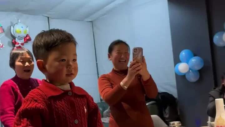 孩子生日,爸爸扮成奥特曼送蛋糕,带上面具和爸对视太有爱
