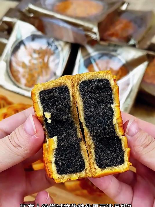 日常款黑豆沙月饼,内馅绵密,味道很传统