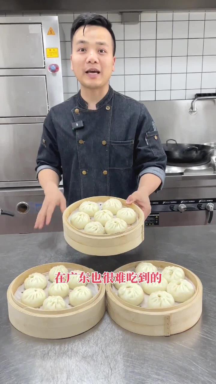 在广东有一道传统点心,鸡仔包,现在市面上也很难吃到了