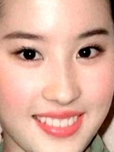 17岁的刘亦菲头像,原来逆天美貌真的能让人将丑衣服看顺眼