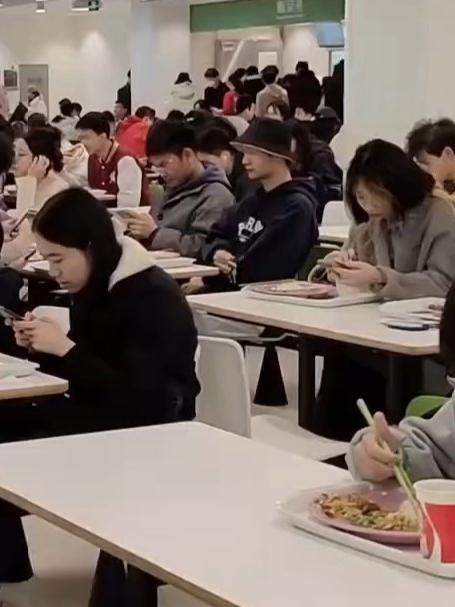 清华大学食堂,学霸们总是独来独往全部都在安静的吃饭