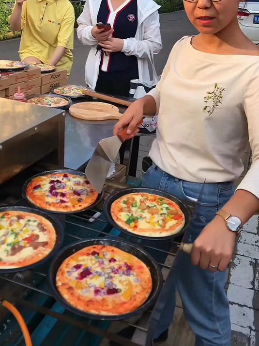 手工披萨摆摊赚钱快吗?操作简单回本快,适合灵活创业者!