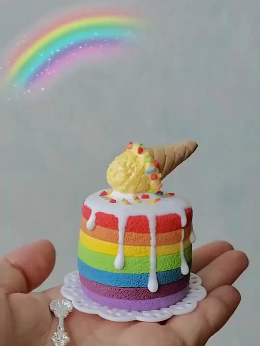 捏了冰淇淋彩虹蛋糕，有没有今天过生日的小可爱？