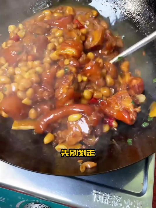 冬至串门回来凉,喝碗花生黄豆猪蹄汤,驱寒又舒坦