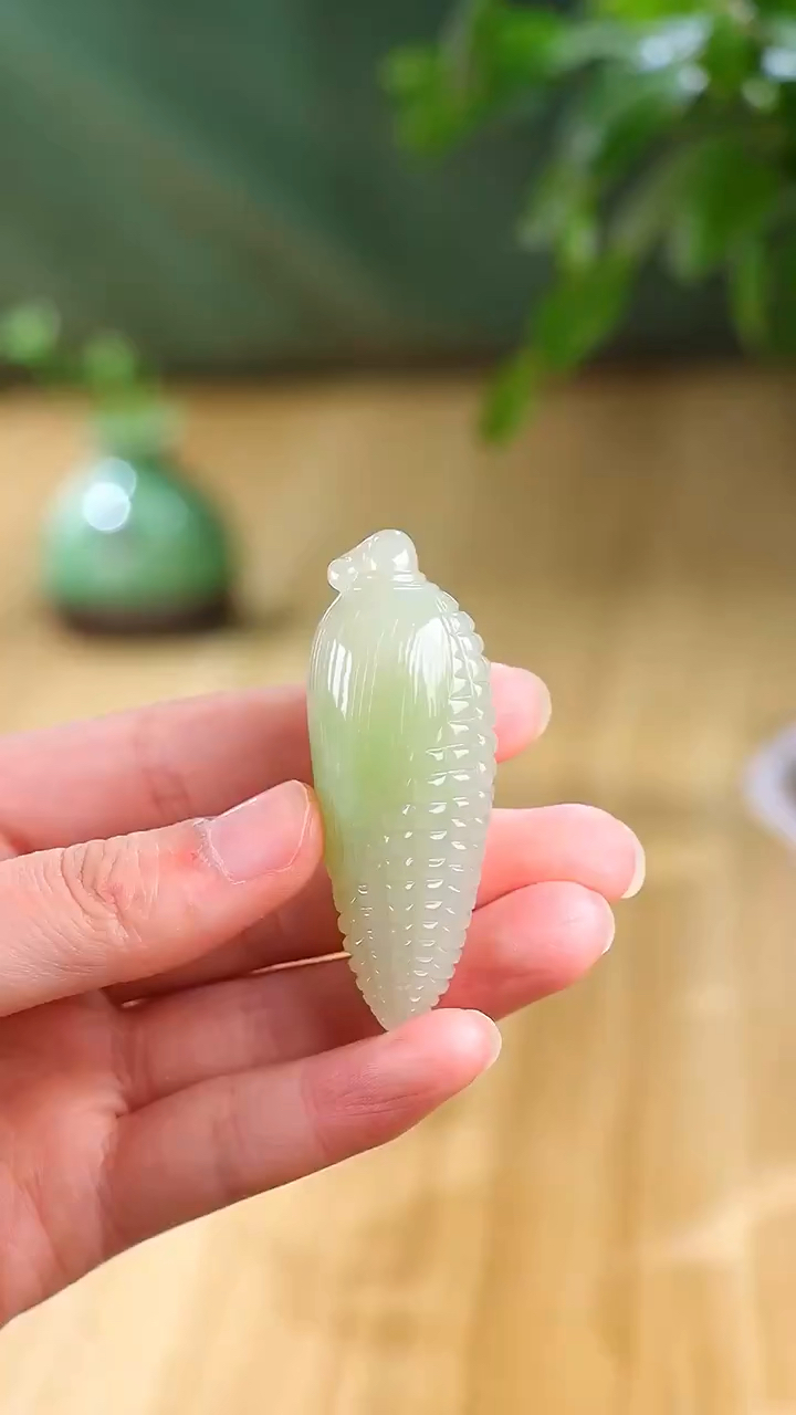 精品和田玉翠青玉米挂件,精工雕刻玉米粒颗颗分明,寓意多子多福,子孙后代连绵不断。