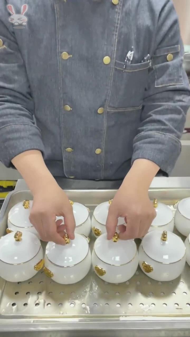 今天分享一道炖汤的做法给大家,猴头菇炖土鸡汤