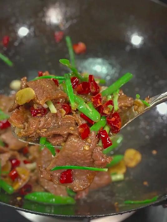 喜欢吃饭店的干锅牛肉可以像我这样做,3分钟就能搞定