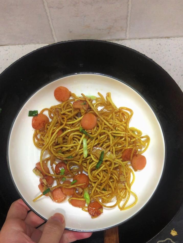 炒面的做法,分享一道火腿肠炒面