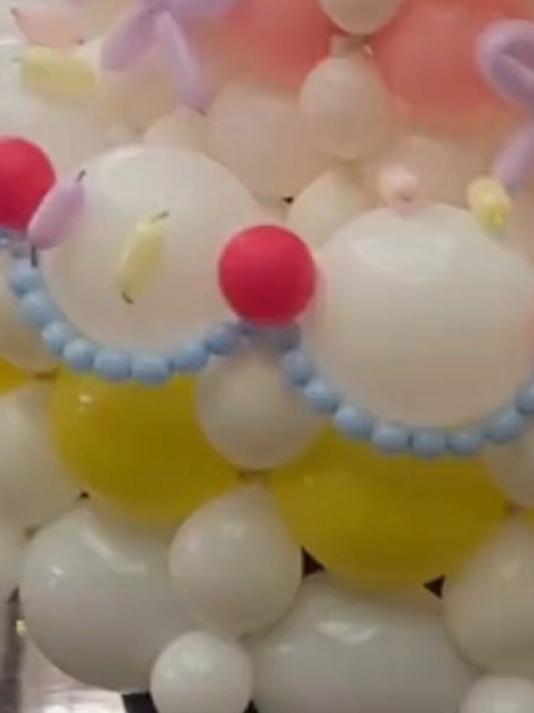 生日的仪式感,女子抱上气球生日蛋糕给朋友送上祝福