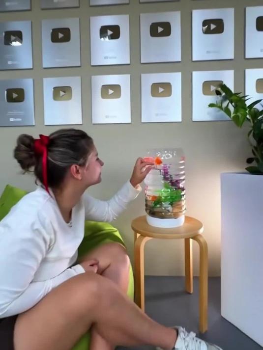 凳子钻孔放桶铺石注水制观赏小鱼池