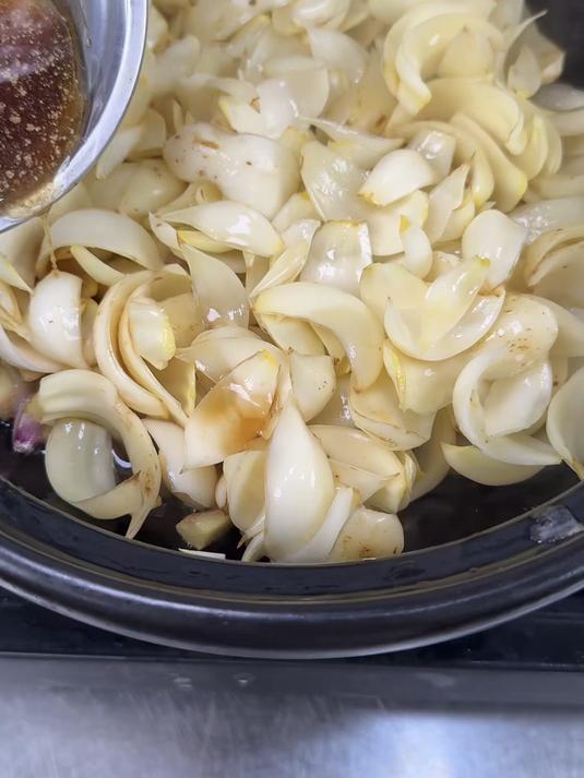 给大家分享一道鲜掉眉毛的菜,砂锅鲜焗百合,普通的食材做好了