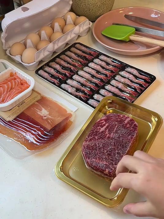 今天做了牛排三文鱼饭～和焦糖洋葱搭配太香了!