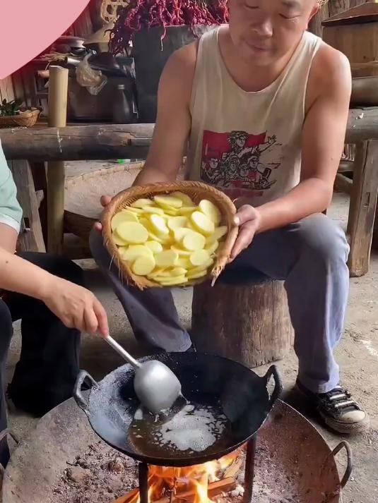 四川正宗的小榨菜籽油头道压榨每一滴都是原汁原味新鲜罐装