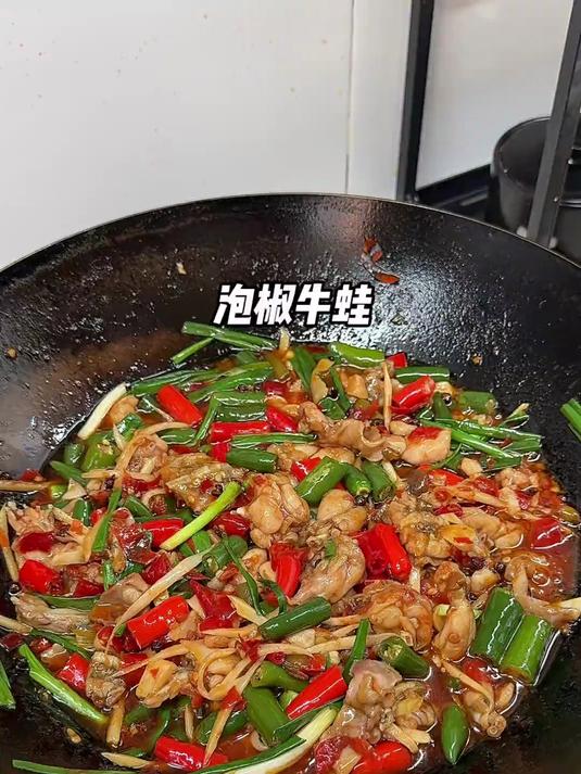 这样做的泡椒牛蛙也太太太好吃了吧!又滑又嫩巨入味!嘎嘎下饭
