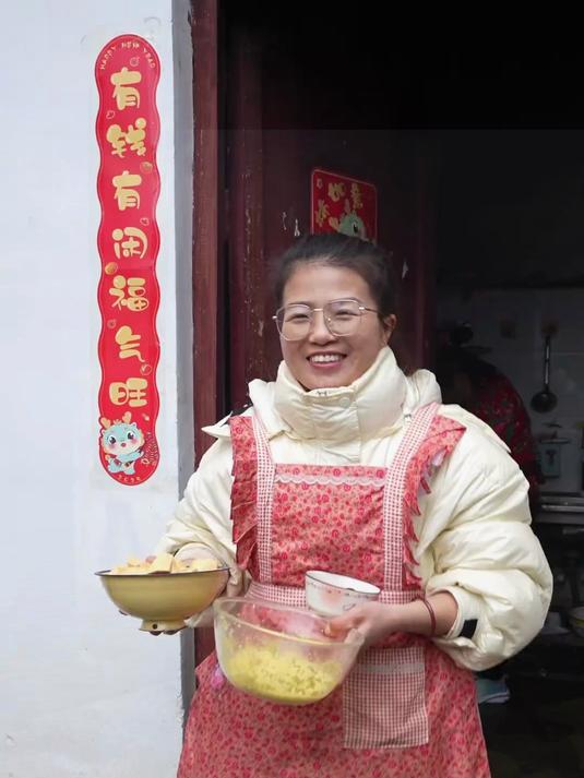 河南这两天大降温,在家里没事俺妈烙一锅咸饼子蒸了点鸡蛋酱