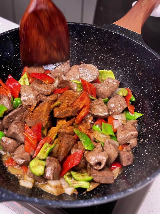 新疆节日餐桌第一道菜爆炒羊肝家常做法