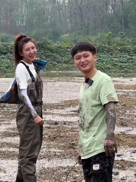 今天不仅教格小格学会了抓鳝鱼，还碰到了长脚的鱼！收获满满！