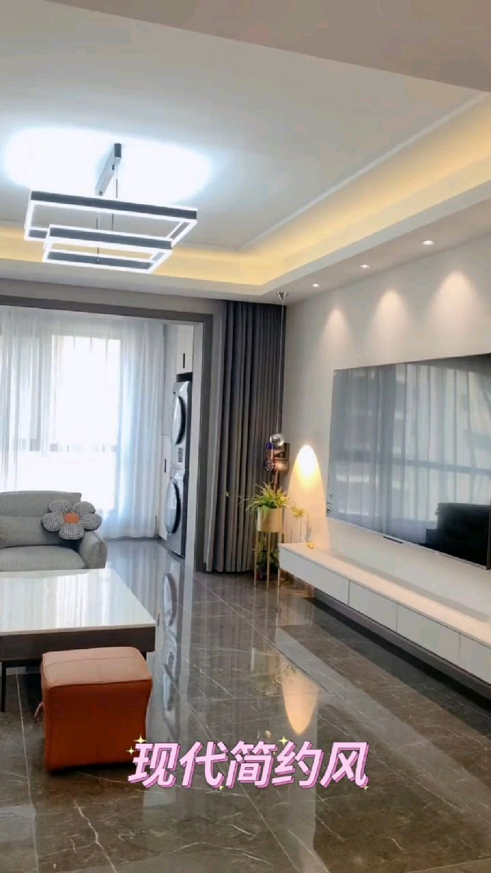 我家客厅奶茶色墙布通贴,灰色地砖客餐厅通铺,搭配85寸电视,简约大气!