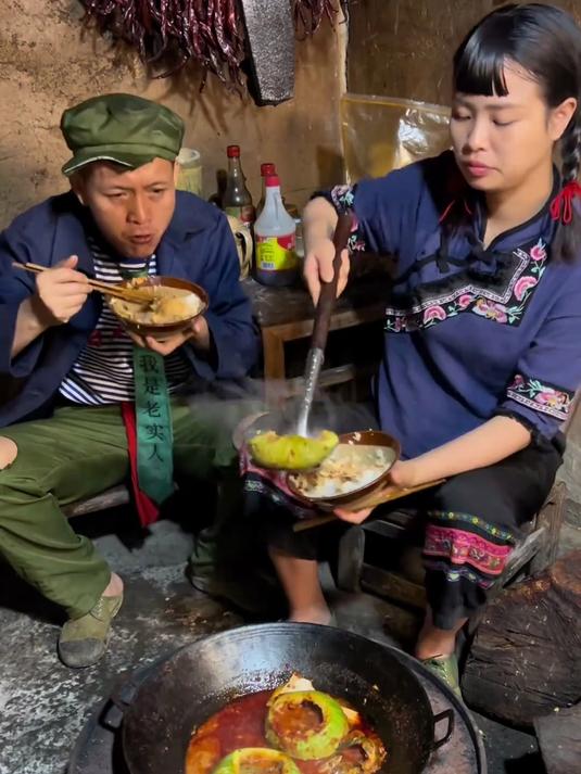 今天给老公做道花式豆腐煮鱼，他夸我做菜花样真多