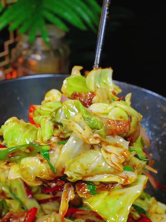 大家注意看，自己在家也可以做和饭店一样好吃的干锅手撕包菜