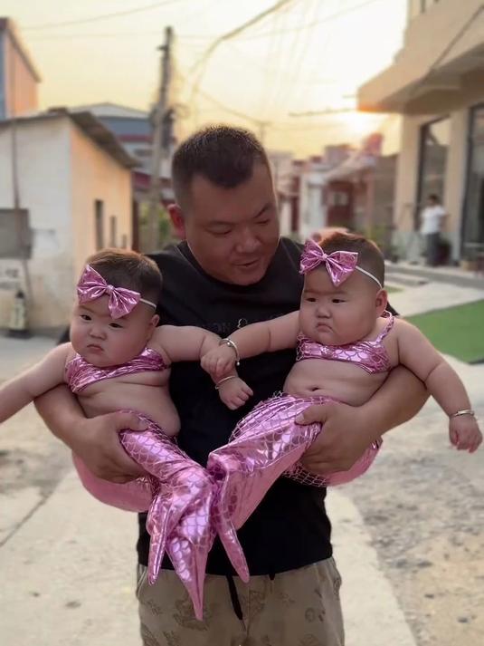 今天穿上美人鱼衣服，变得很美丽，俺们是小女生！