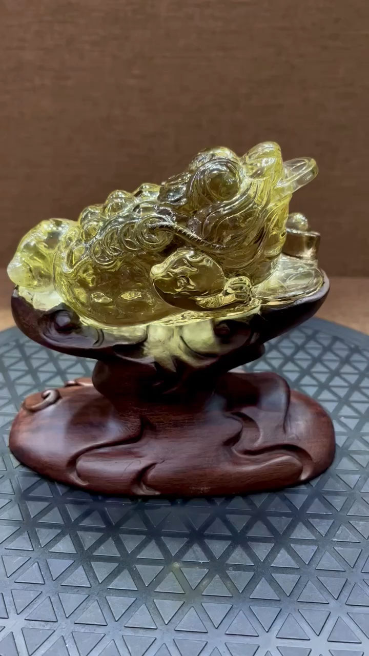 美货收藏品【天然白水晶金龙鱼摆件  】晶体特别干净,造型大气,雕工精湛