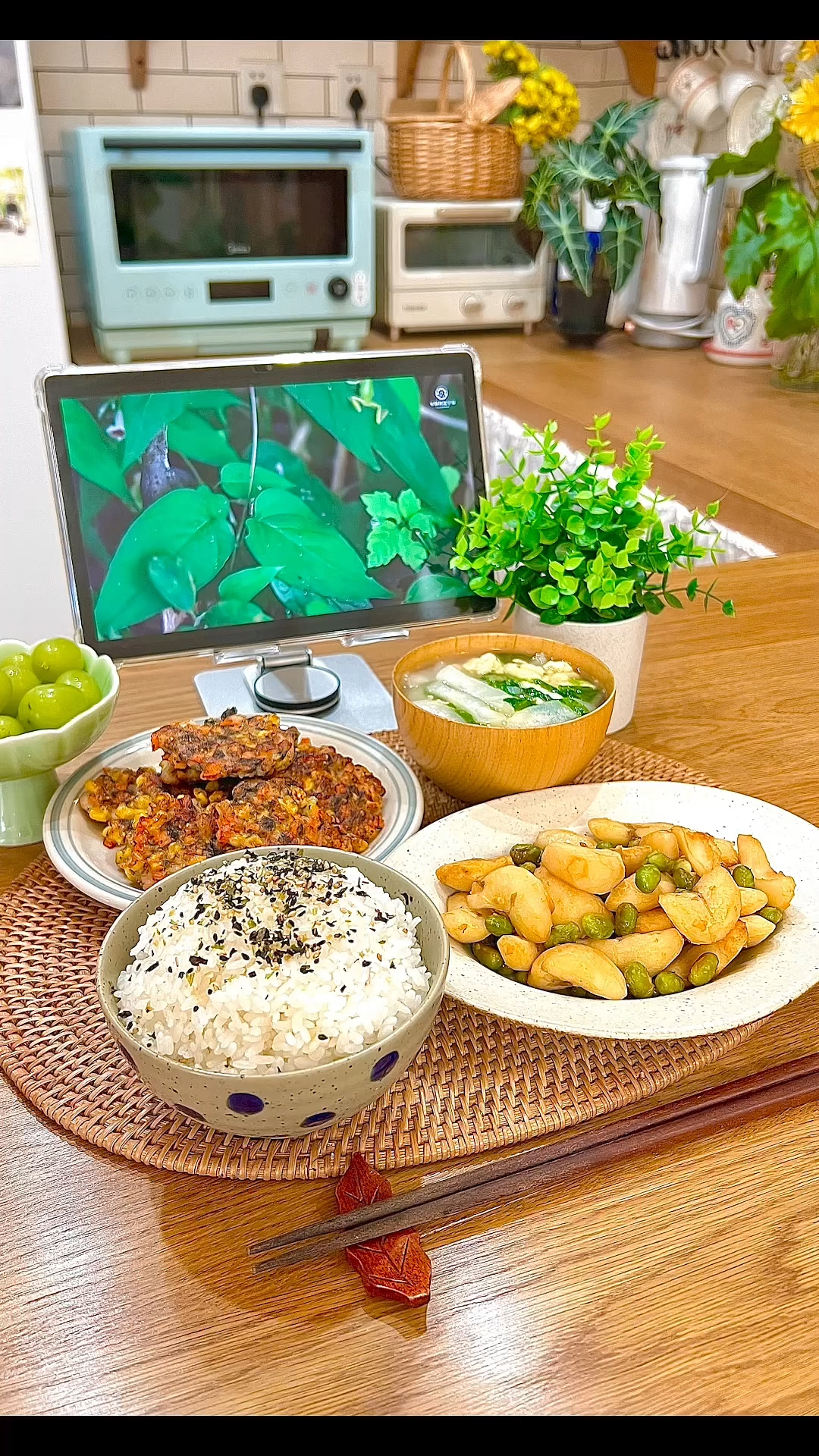 一人食:今天吃玉米虾饼,菱角炒毛豆,萝卜鸡蛋汤